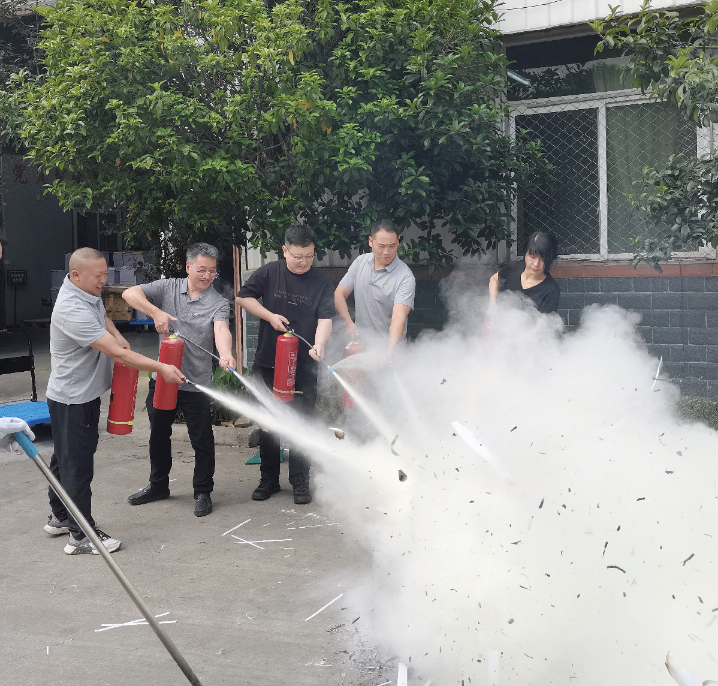 嘉信人服公司组织召开2025年安全生产月动员大会暨消防防汛演练3