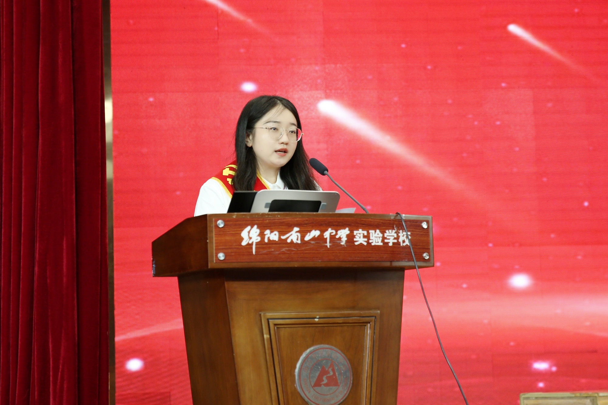 优秀党员代表黄潇上台发言